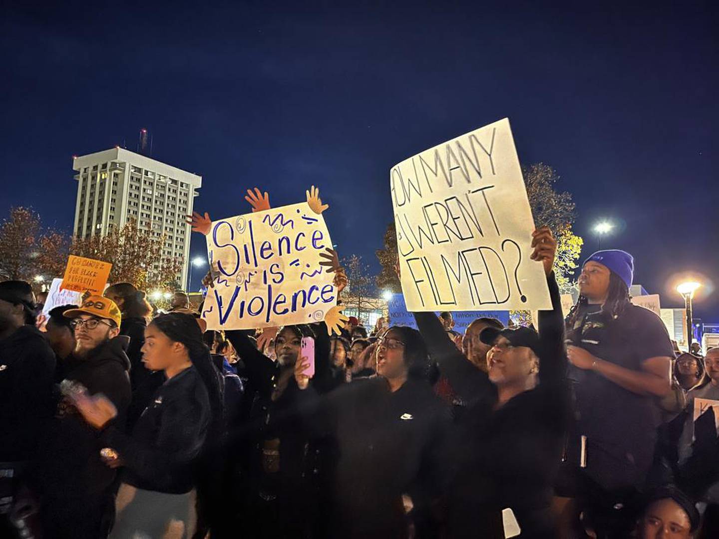 Estudiantes de la Universidad de Kentucky protestaron en contra de la violencia racista. Foto: AP