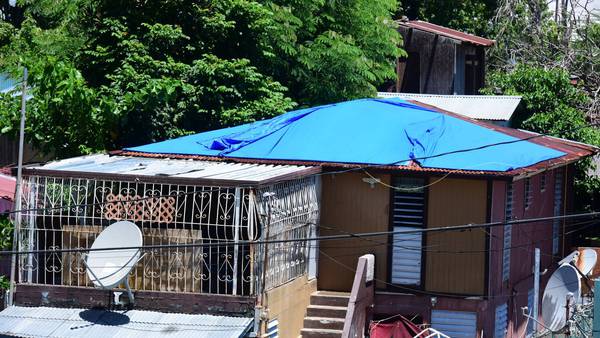 Más de 3,500 casas permanecen con toldos azules en la Isla