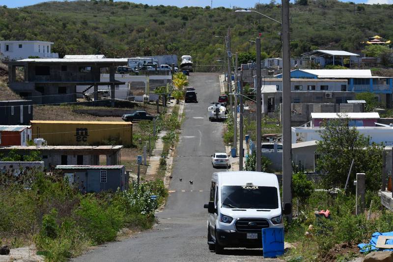 Una calle divide una hilera de casas en Culebra.