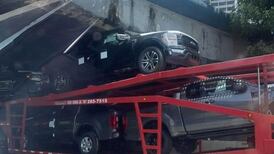 Camión de arrastre queda pillado en puente del expreso Martínez Nadal 
