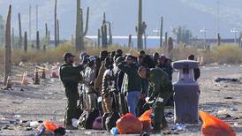 Migrantes sorprenden a agentes de EEUU en remoto cruce fronterizo de Arizona