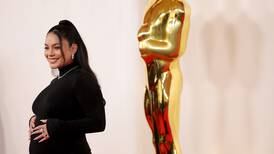 Vanessa Hudgens anuncia su embarazo en alfombra roja de los Oscars 2024