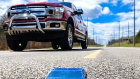 Estos marcadores de pavimento hacen más segura la conducción de vehículos autónomos