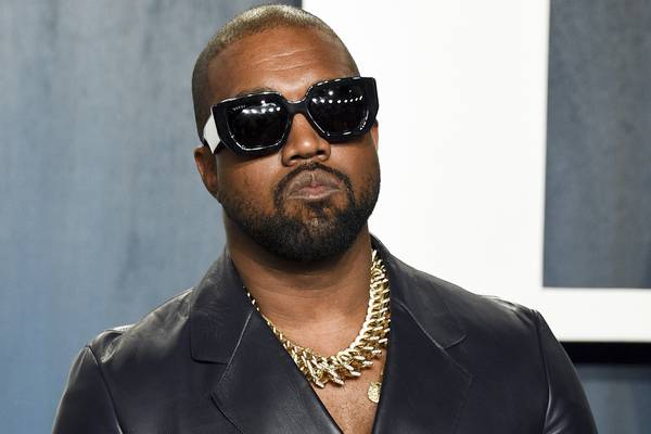 Kanye West lanza celular de mujer que lo grababa