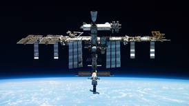 Cohete ruso con tres astronautas parte hacia la Estación Espacial Internacional 