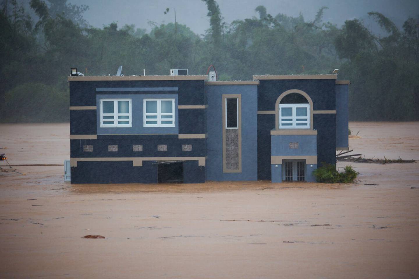 Una residencia quedó sumergida en las inundaciones causadas por el huracán Fiona en Cayey, Puerto Rico, el domingo 18 de septiembre de 2022. Según las autoridades, tres personas estaban dentro de la casa y se informó que fueron rescatadas.