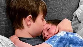 La foto viral más triste de redes sociales: niño que padece cáncer terminal consuela a su hermano menor