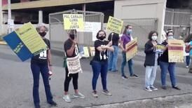 Obreras bloquean entrada de la AEE en Santurce