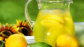 Los beneficios para el cuerpo de tomar agua con limón todos los días
