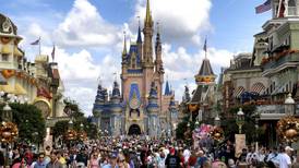 Disney y DeSantis intensifican su disputa legal; compañía exige documentos a gobernador de Florida