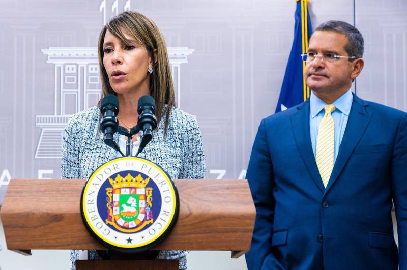 El gobernador Pedro R. Pierluisi, junto a la directora ejecutiva de la Administración de Seguros de Salud (ASES), Edna Marín.