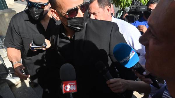 “Sería mejor tenerlo fuera”: Daddy Yankee llega al tribunal a apoyar a Raphy Pina