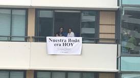 Novios confinados por el coronavirus se casan en su balcón en Santurce