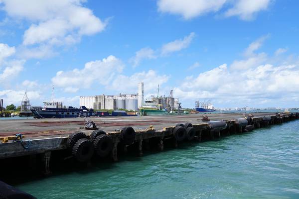 Firman acuerdo entre Vivienda y Puertos para reconstrucción del muelle del Army Terminal
