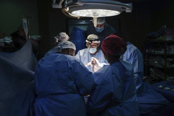 Doctores de visita en hospital de Gaza, conmocionados por los efectos de la guerra en los niños