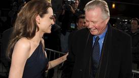 Padre de Angelina Jolie asegura estar decepcionado de ella tras comentarios sobre Israel