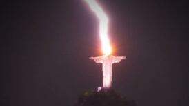 Rayo impacta al Cristo Redentor en Brasil 