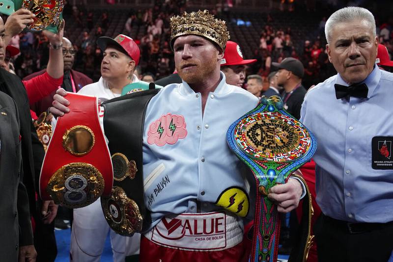 El mexicano Saúl "Canelo" Álvarez, festeja luego de derrotar al kazajo Gennady Golovkin en un combate por los títulos de los supermedianos, el sábado 17 de septiembre de 2022, en Las Vegas (AP Foto/John Locher)