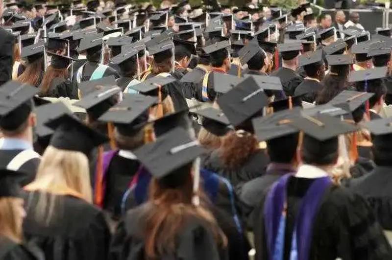 Una de las carreras universitarias peores pagadas es educación.