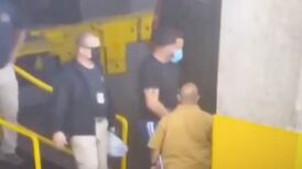 VIDEO: Captan a Raphy Pina esposado y siendo transportado a prisión 