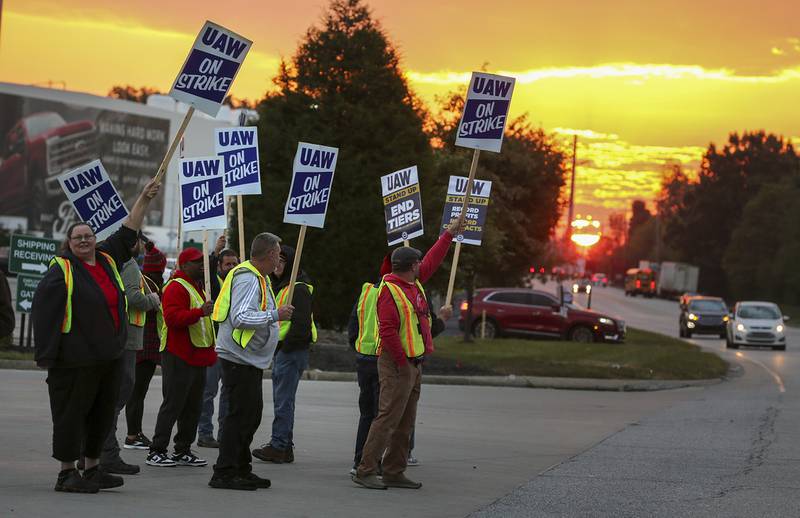 ARCHIVO - Miembros del sindicato United Auto Workers protestan afuera de una planta de camionetas de Ford en Louisville, Kentucky, el 12 de octubre de 2023. (Michael Clevenger/Courier Journal via AP, Archivo)