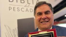 Boricua gana premio por un millón de libros  vendidos