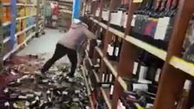 Botan a empleada de supermercado y esta tira decenas de botellas de vino al piso