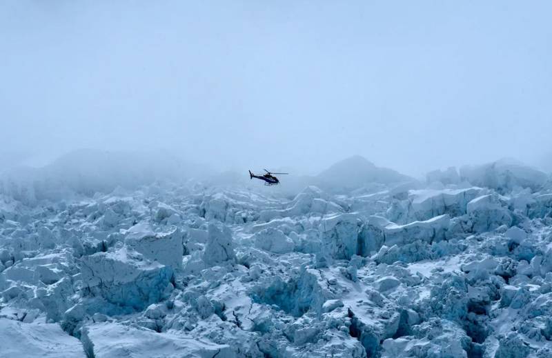 Seis personas murieron cuando un helicóptero que llevaba turistas a ver el pico más alto del mundo se estrelló repentinamente cerca del Monte Everest este martes.| Foto: AFP vía Getty Images