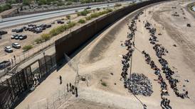Miles de migrantes salen caminando del sur de México en la víspera de visita de enviados de Biden