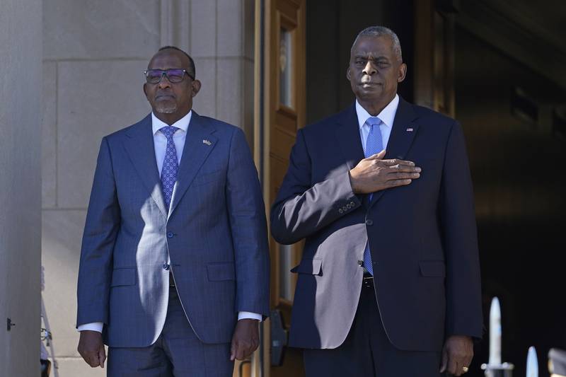 El secretario de Defensa estadounidense Lloyd Austin, derecha, y el ministro de Defensa de Kenia, Aden Duale, izquierda, escuchan el himno nacional durante una ceremonia en el Pentágono, el miércoles 7 de febrero de 2024, en Washington. (AP Foto/Susan Walsh)
