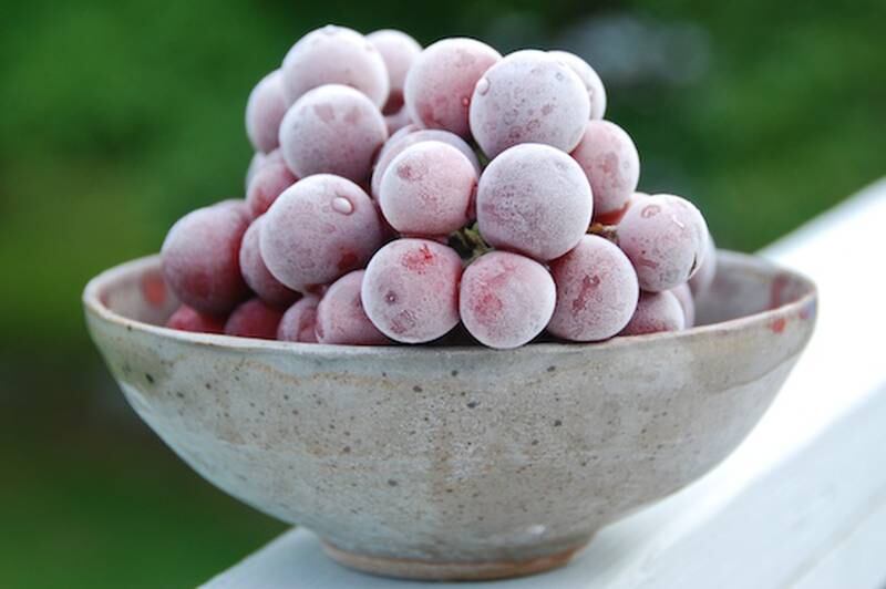 Para descongelar las uvas se les debe echar agua.