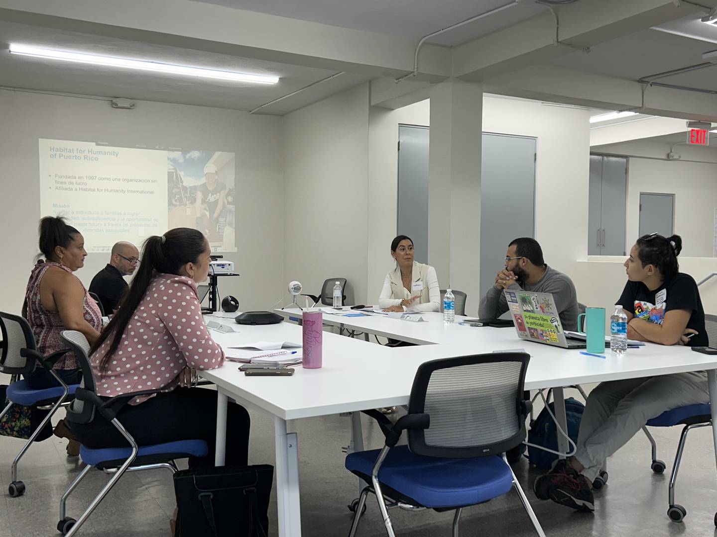 Grupo focal de representantes comunitarios convocados por Habitat for Humanity of Puerto Rico para discutir el manual para la elaboración de una escritura de fideicomiso comunitario de tierras en Puerto Rico.
