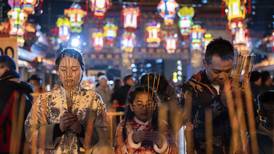 Asia recibe el Año Nuevo Lunar con visitas a templos y celebraciones