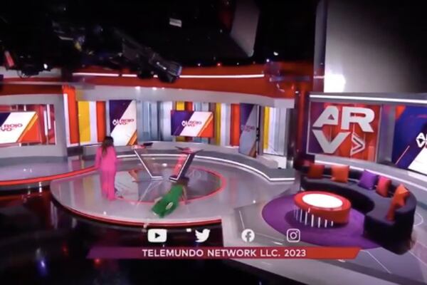Presentadora de Telemundo sufre caída en vivo