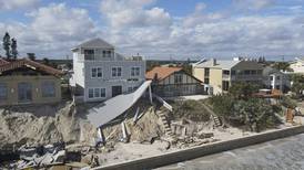 Nicole destroza viviendas tras su paso por la costa este de Florida 