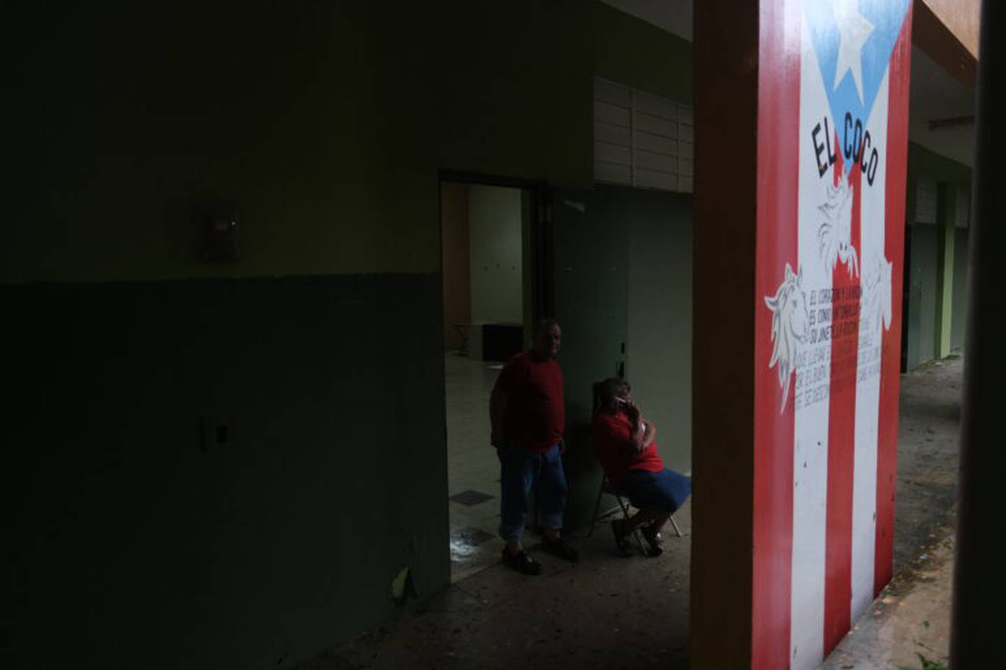 Refugiados por el huracán Fiona en la Escuela Carlos Colón Burgos en Salinas. 
Foto por Ricardo Arduengo | Centro de Periodismo Investigativo