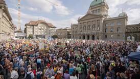 Marchan para exigir medidas contra el cambio climático en Suiza
