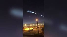 ¡Impresionante! Cohete espacial ilumina el cielo con su despegue