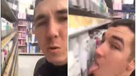 (Video) ¡De no creer! Joven lame productos en supermercado, pero es arrestado por la policía