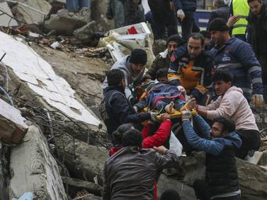 Terremoto de magnitud 7.8 en Turquía y Siria cobra la vida más de 2 mil personas 