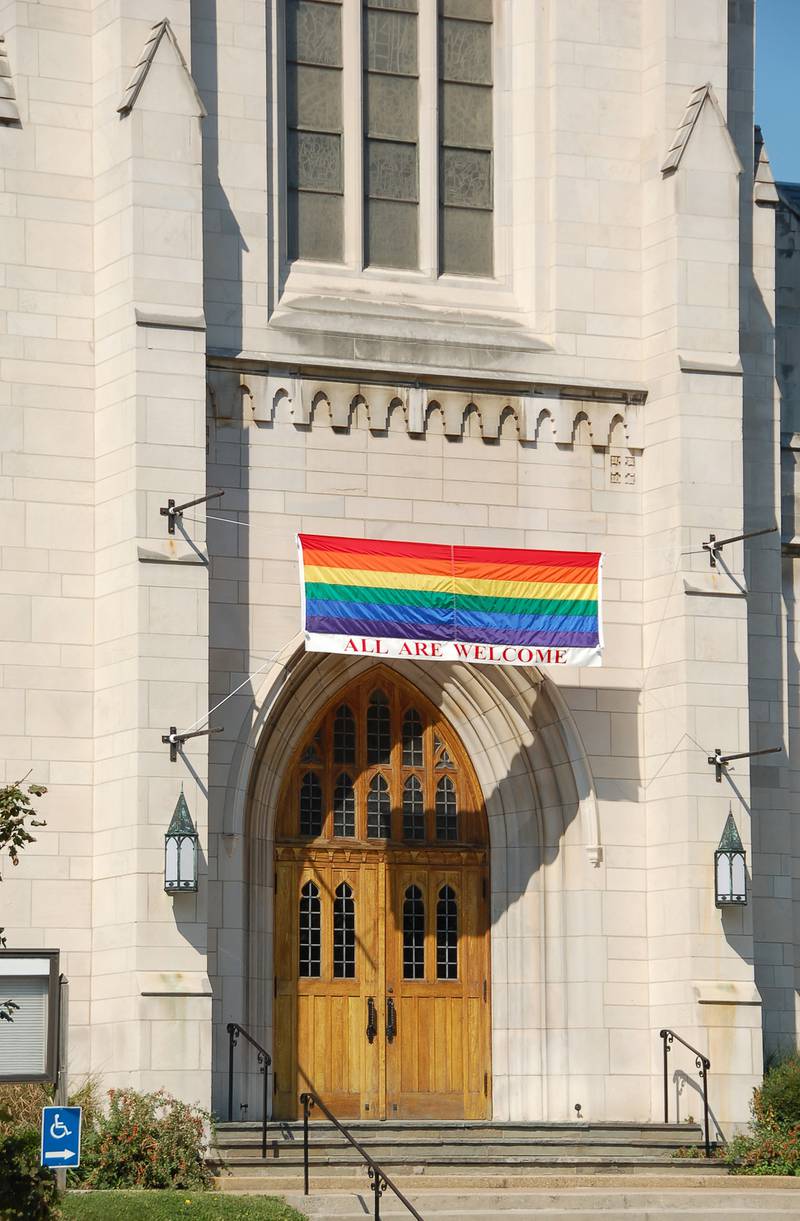 Iglesia con bandera LGBTQIA+ en su entrada.