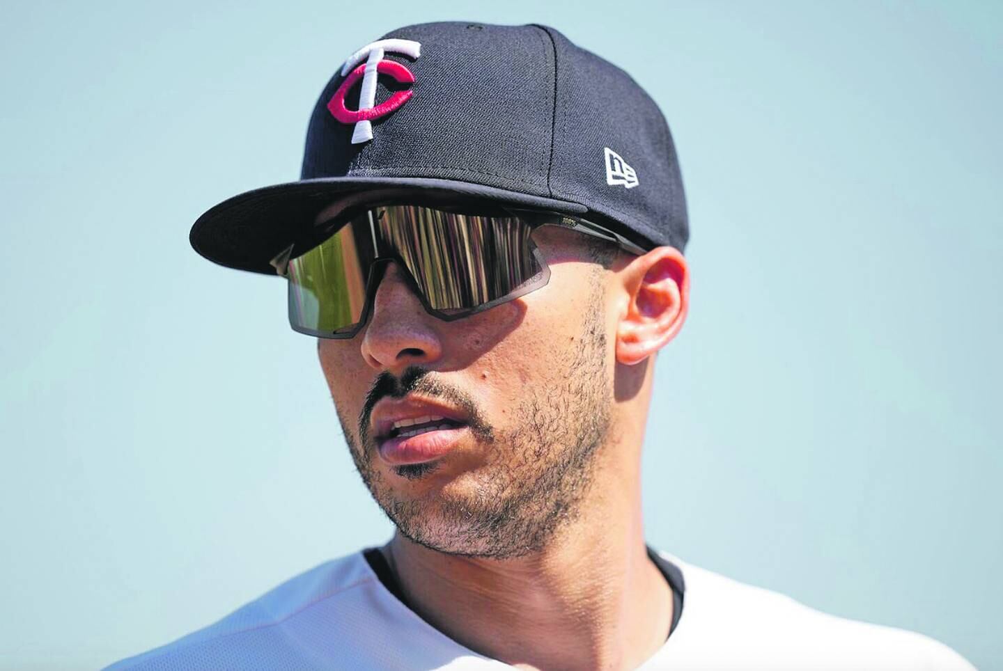 Carlos Correa en un close-up a su rostro, con gafas y una gorra de Los Mellizos.