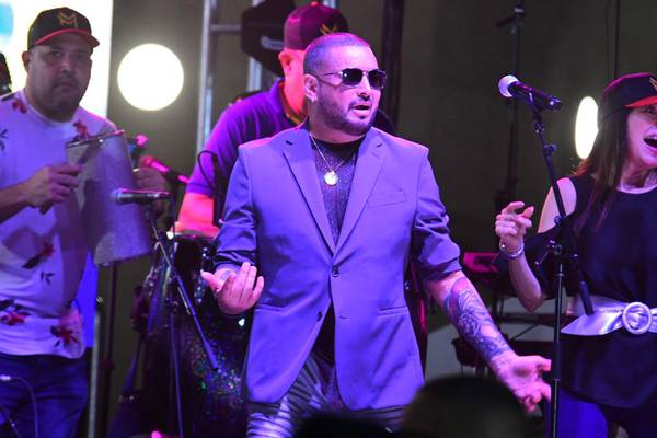 Manny Manuel se hace unos ‘retoquitos’ en el rostro para los Latin Grammy