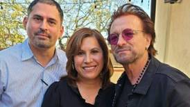 Hombre se hace pasar por Bono de U2 en restaurante y causa revuelo: se sacó foto con los dueños y se hizo viral