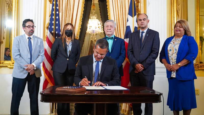 Gobernador Pierluisi firma proclama del Mes de la Diabetes