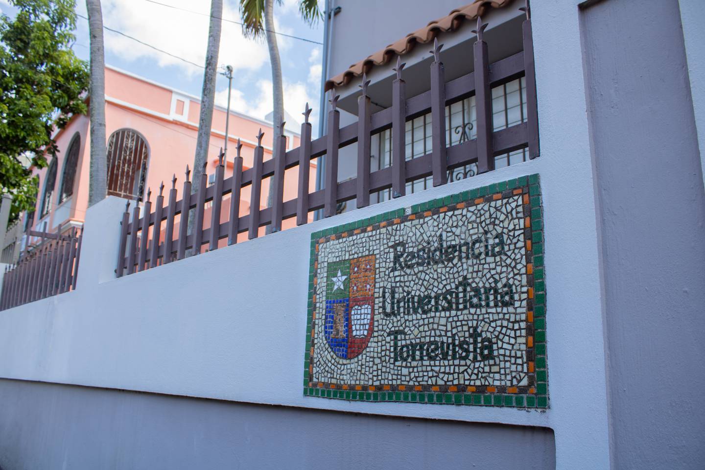 "Residencia universitaria en Río Piedras", lee un mosaico a la entrada de una vivienda.