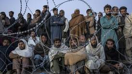 Afganos que huyen de Pakistán carecen de agua, comida y refugio tras cruzar frontera