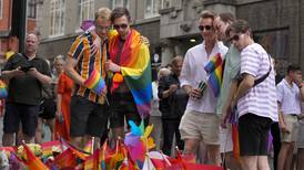 Critican a agencia de seguridad noruega por no evitar fatal ataque en desfile LGBTQ