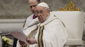 El papa dice que “nuestros corazones están en Belén” en misa de Nochebuena