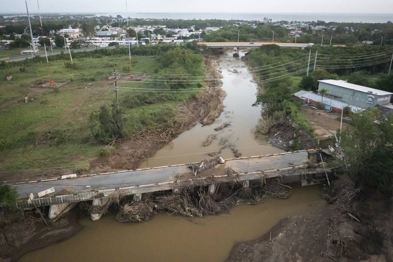 Vista de un puente dañado tras el paso del huracán Fiona, en Villa Esperanza, Salinas.